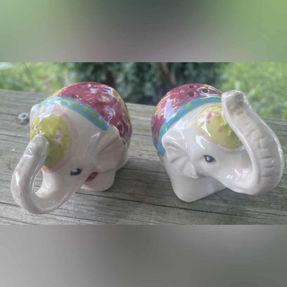Pier 1 vintage elephant salt and pepper shakers